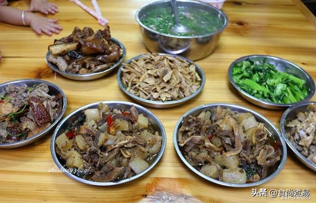 堂哥堂嫂亲自下厨做了一桌农家菜,去乡下婶婶家