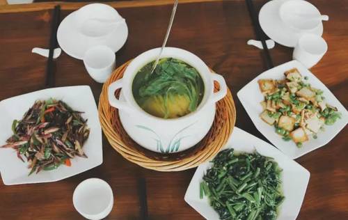 为钓鱼建房子,为了钓鱼在河边盖了房子