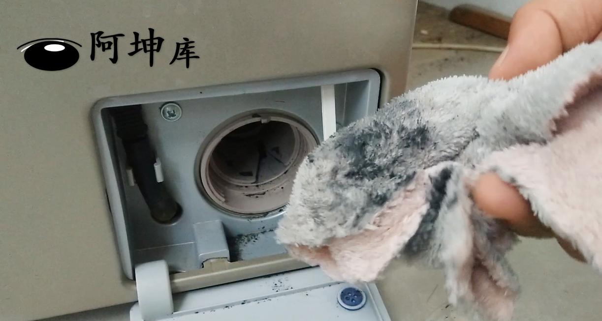 清洗洗衣机时可以打开排污口吗,洗衣机内壁上的脏东西怎么清理