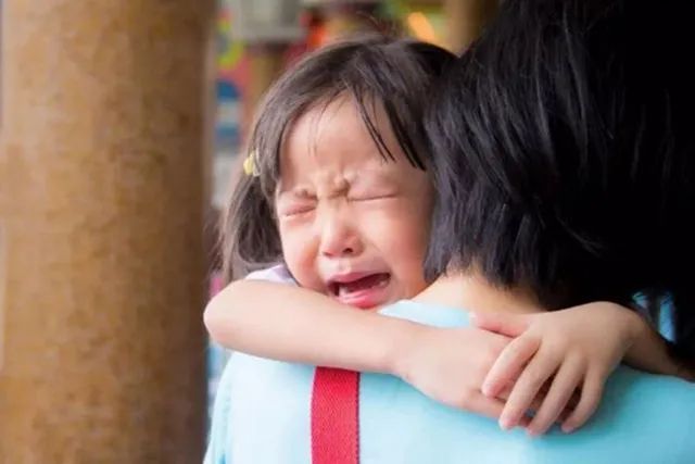 入园焦虑宝宝不爱说话,幼儿入园哭闹不想上幼儿园怎么办