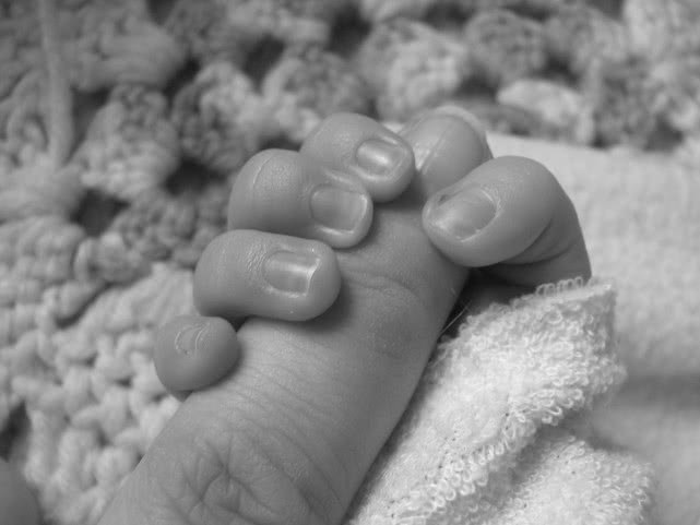 乌干达助产士操作不当，将婴儿拉出又推回，*力暴**拉扯致其身首异处