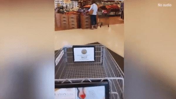 美国女子无视新冠，狂舔超市商品、门把手？全网怒了