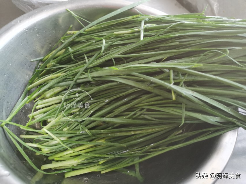 烙韭菜盒子用生鸡蛋,韭菜盒子里面的韭菜鸡蛋要炒熟吗