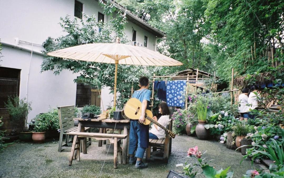 租下城郊200㎡小院，和陌生人一起生活5年：唱歌、染布、盖树屋