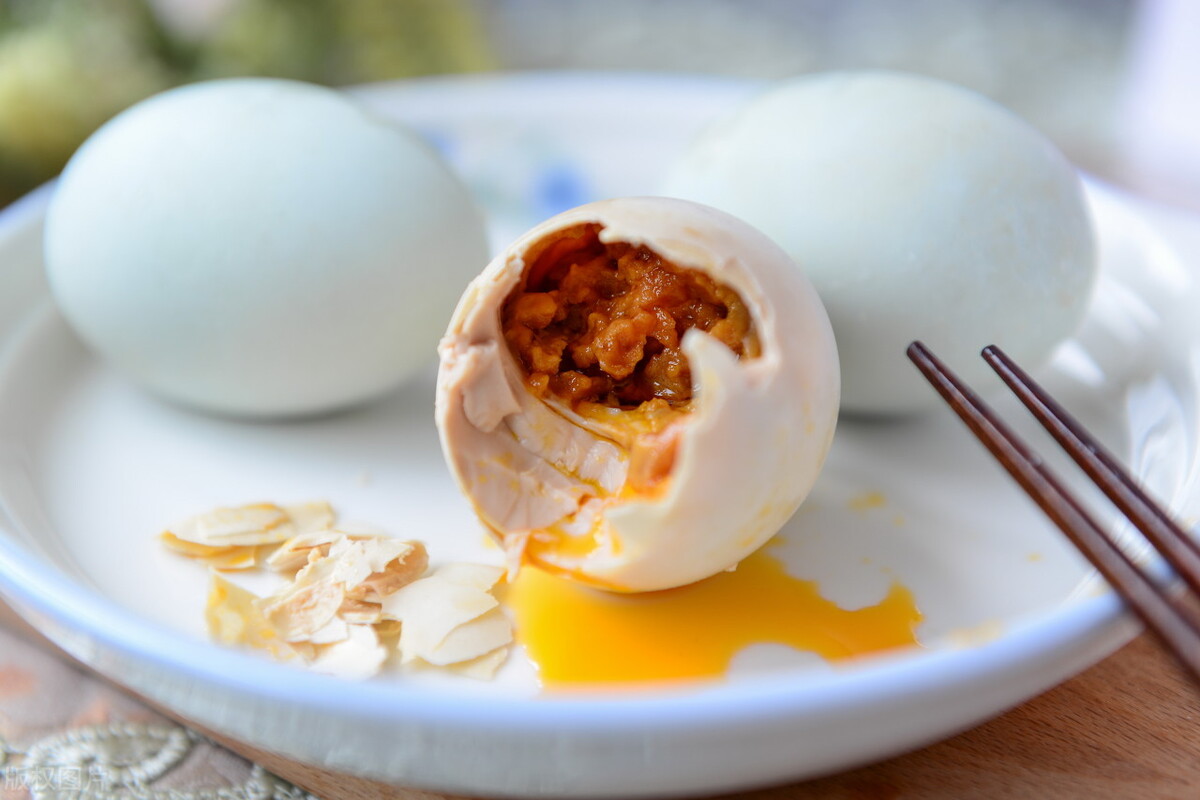 好吃又下饭的咸鸭蛋,教你自己在家腌,个个起沙流油,夏日必备