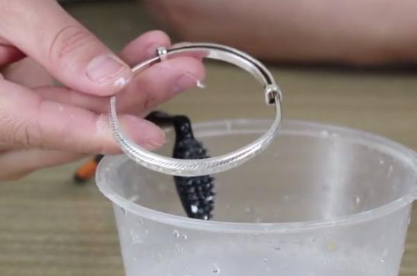 同样的银手镯一个发黑一个发亮,银手镯好久不戴了变黑怎么清洗