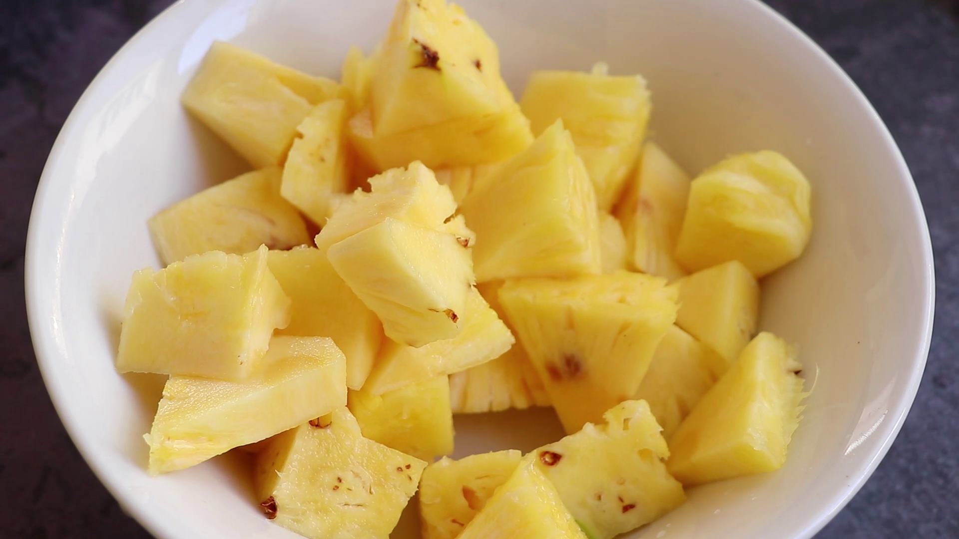 才知道水果是不用去皮的,菠萝不削皮直接切最好的方法