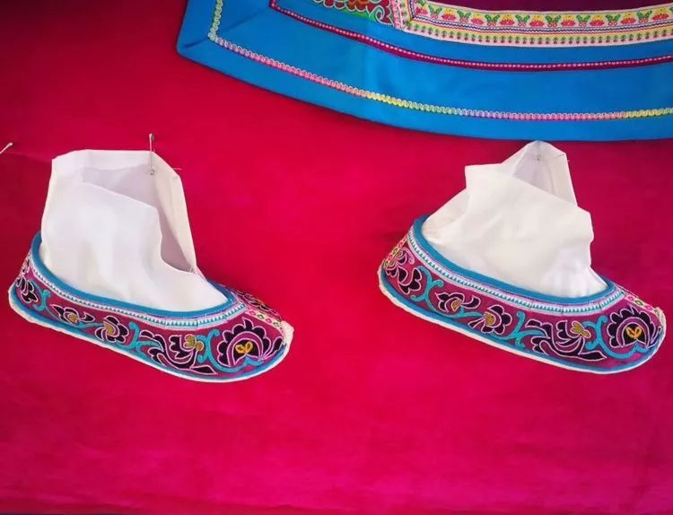 阿哲歌舞《绣嫁妆》赏析