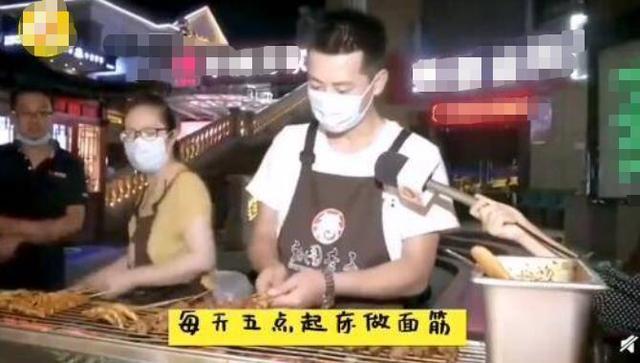 小伙子靠摆地摊月入1700万,95后小伙儿摆地摊月入20万