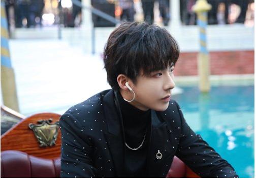 倒三角脸型八字刘海怎么剪教程,发型设计与脸型搭配男生长脸刘海