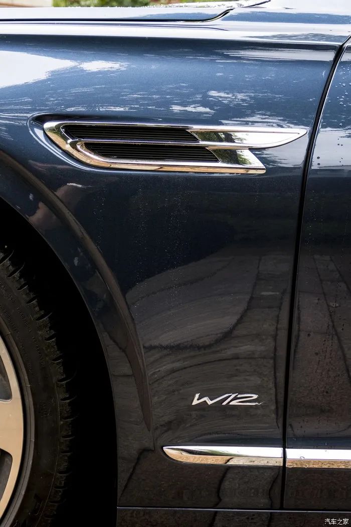 宾利飞驰对比迈巴赫s480气场,宾利飞驰街拍气场霸气视频