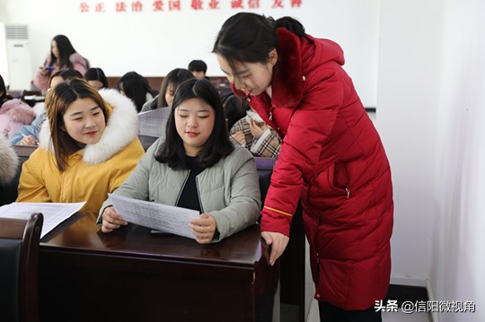 高校学子返乡不用愁 信阳火车站送票进校园（图）