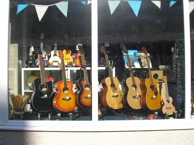 假吉他怎么分辨,假吉他