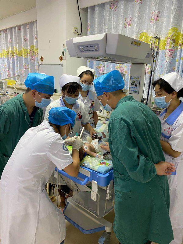 早产儿被医生护士抢救回来,被放弃的新生儿被医生成功抢救