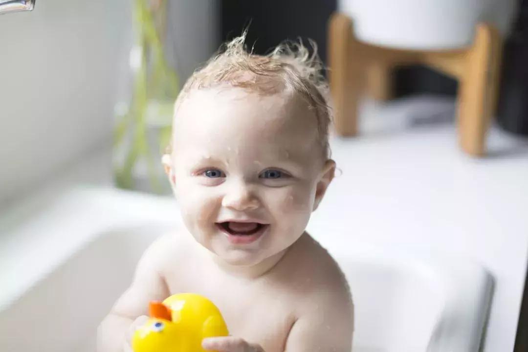 真相孩子为什么要脏着养,宝宝身上脏怎样洗干净