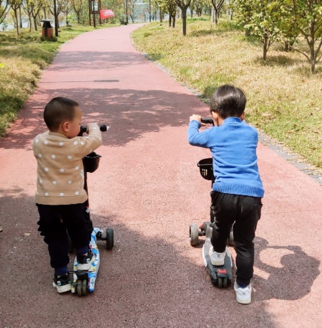 两岁孩子看手机导致眼睛斜视,两岁小孩看电视眼睛近视怎么办