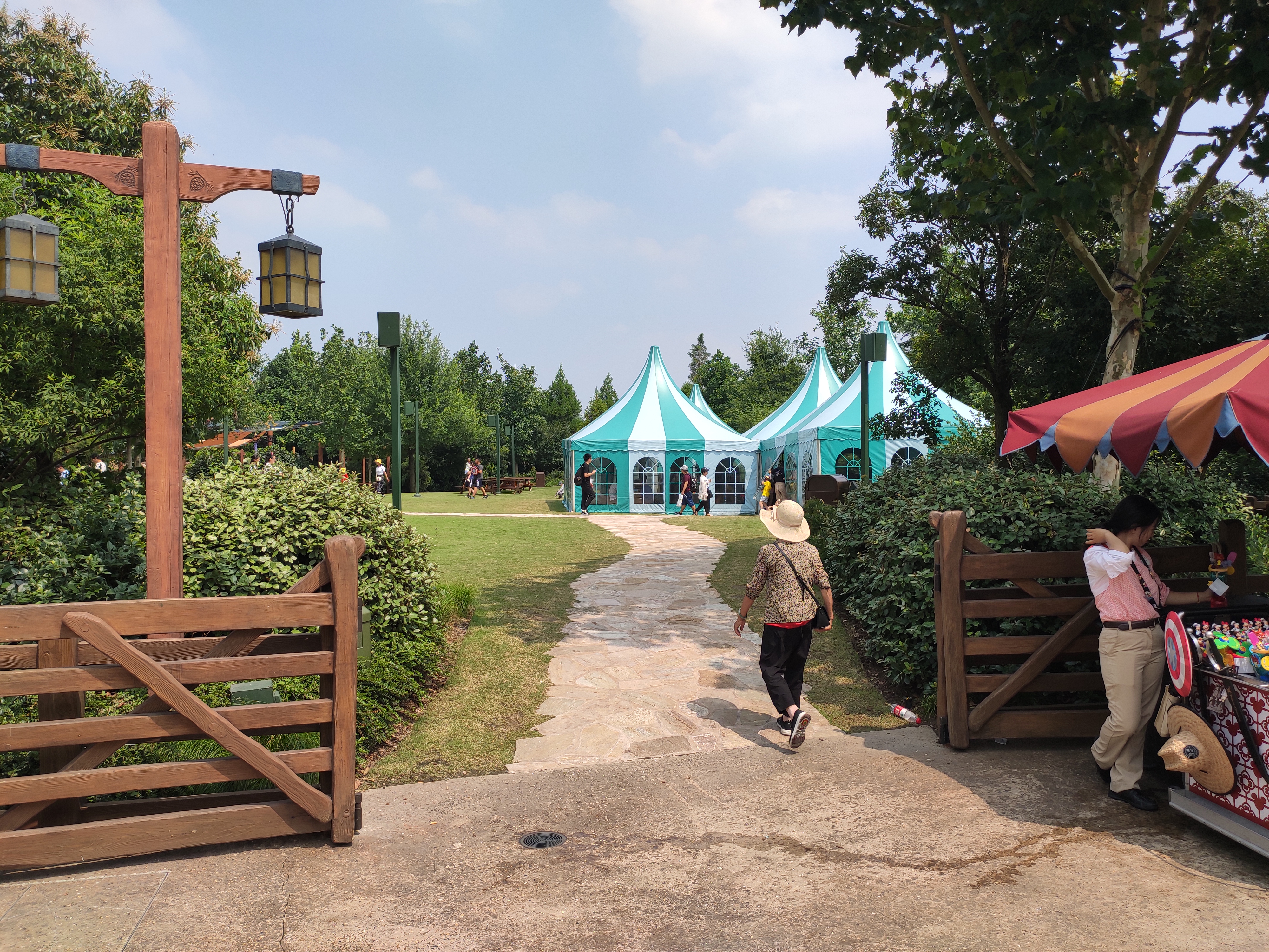 上海迪士尼一大一小旅游攻略,上海迪士尼吃住攻略讲解