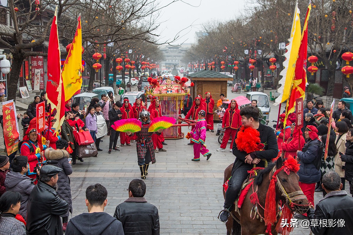 农村大叔擅长养马，靠头脑灵活补贴家用，挣钱方式多样