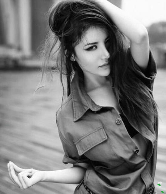 上联：随风漫步走，佳人飘逸似春柳。下联：？请友赐联