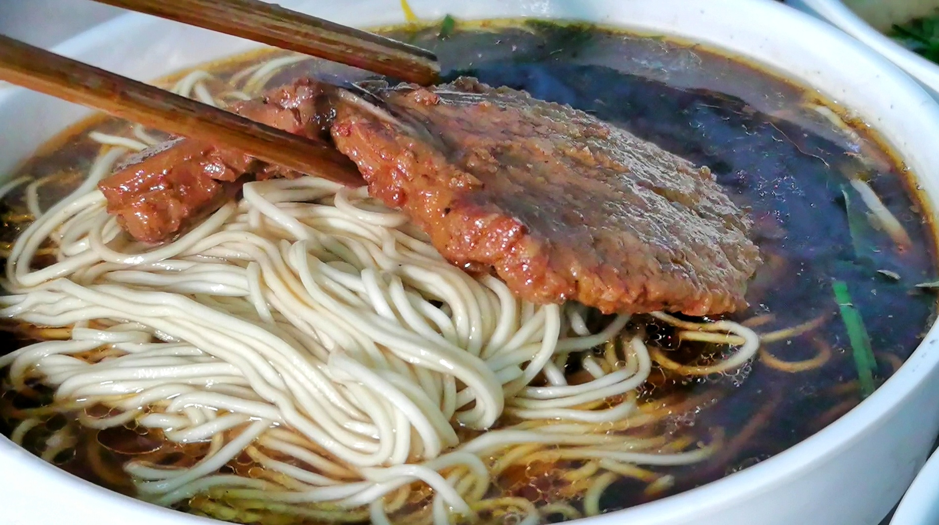 镇江最牛气冲天、最草根无名的锅盖面齐飞，别地再没面条可入眼