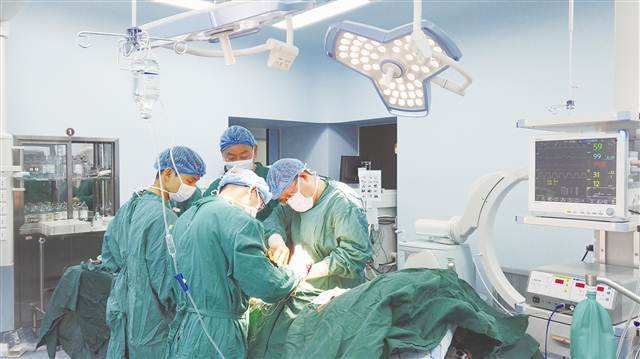 手术器材掉地上塞回医生手里,手术室物品掉地上怎样处理