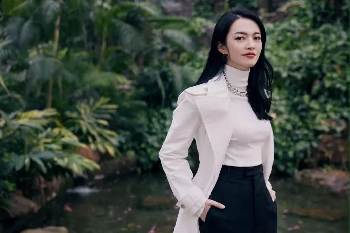 姚晨又把衬衫穿出高级范,姚晨穿紫色衬衫内搭黑色吊带裙