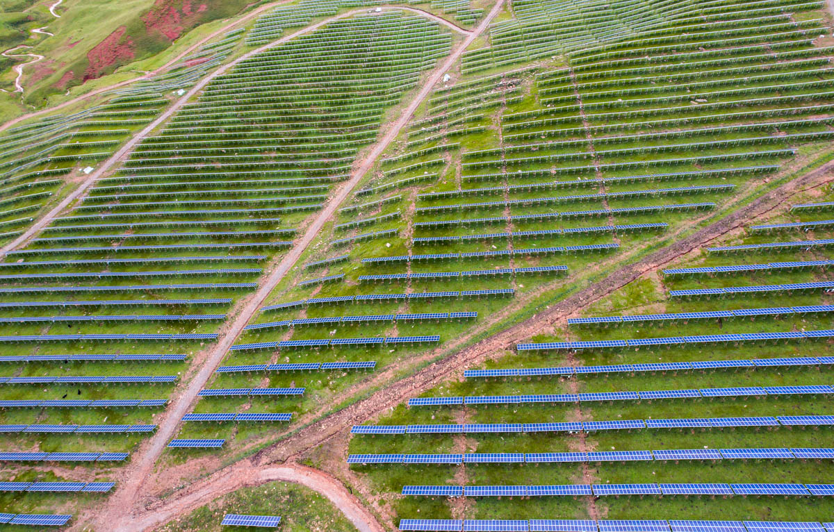 厉害了我的国！*藏西**昌都草原上发现一望无际的牧光互补太阳能基地