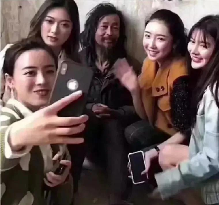 64岁疯子画家痴迷画画，作品堪称毕加索，专家痛批：小学生水平