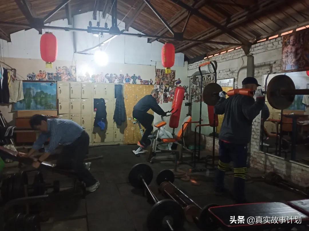 北京丰台，一群70岁的老年人在车棚里举铁