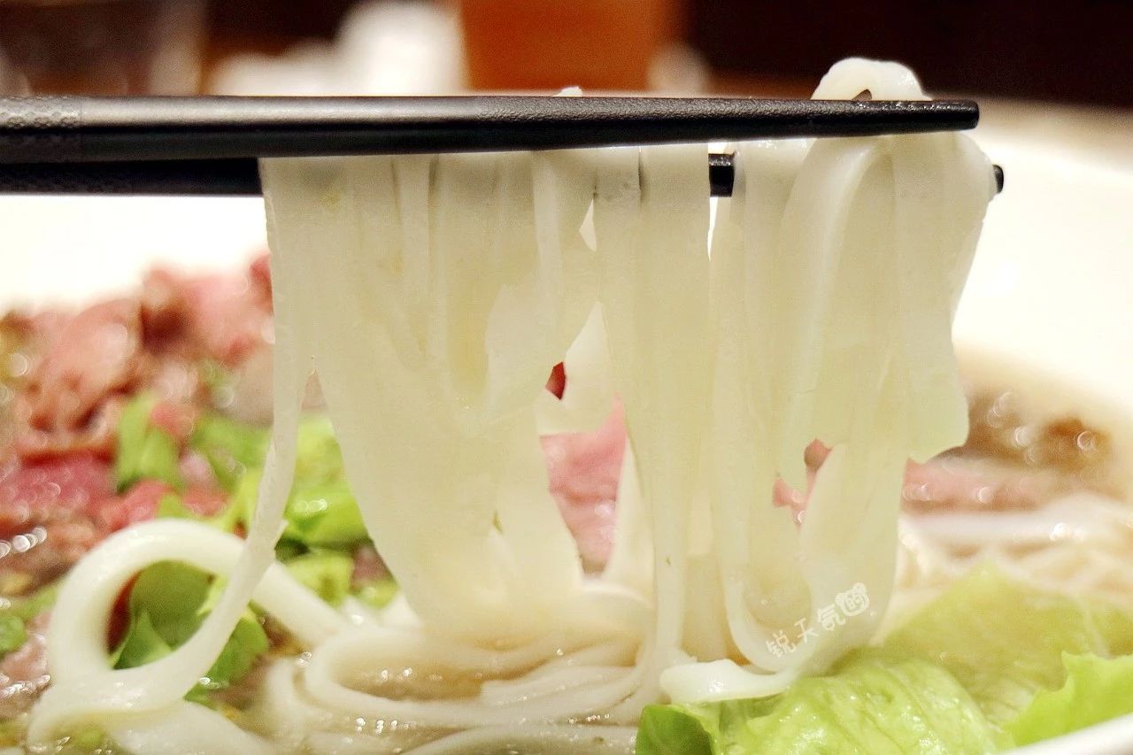 石磨现做现卖,一碗正宗的潮汕粿条