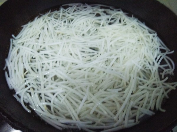 大厨教绿豆芽凉拌,大厨凉拌豆芽减脂餐做法