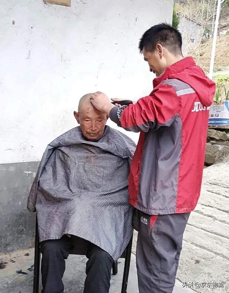 物流新青年｜感动！会送货还会理发的快递小哥有多暖