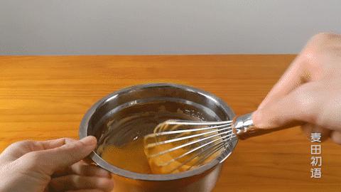 纸杯戚风蛋糕不塌不回缩的诀窍,用纸杯做戚风蛋糕湿乎乎的