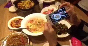 就算摔倒姿势也一定要帅,虽然哥