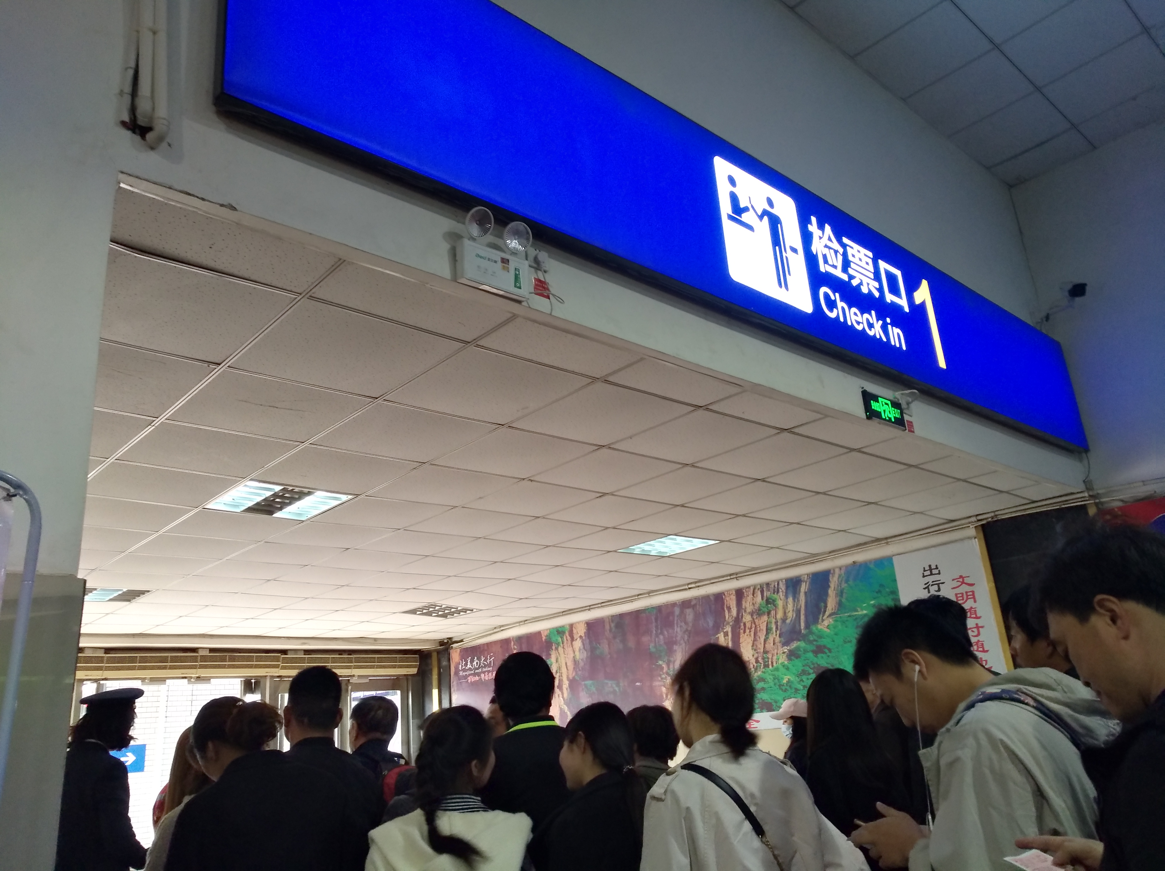 坐火车怎么买到挨着的座位,火车买站票可以站到哪些位置