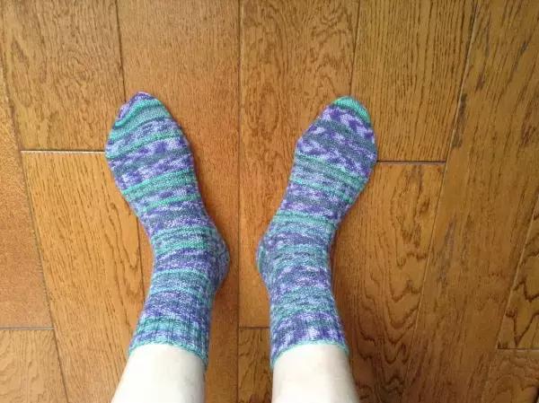 珊瑚绒线织袜子教程简易,如何编织冬天袜子教程