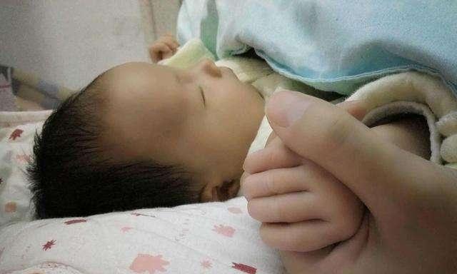 新生儿出生后，新妈妈怎样开奶比较好？宝宝第一口该吃什么呢？