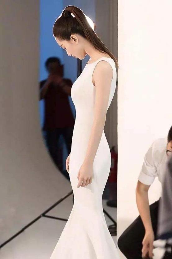 刘诗诗真是天赐的好气质，紧身裙造型真惹眼，高贵的样子真美