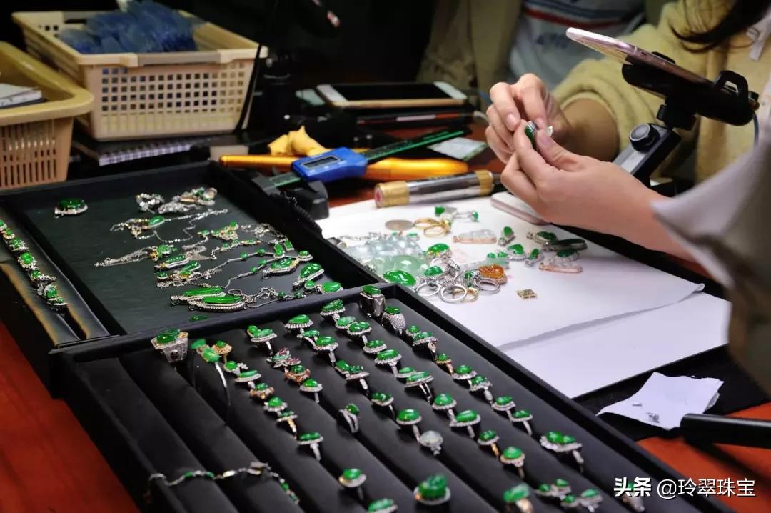 1000块的翡翠阳绿吊坠值得买吗,翡翠玉石购买平台