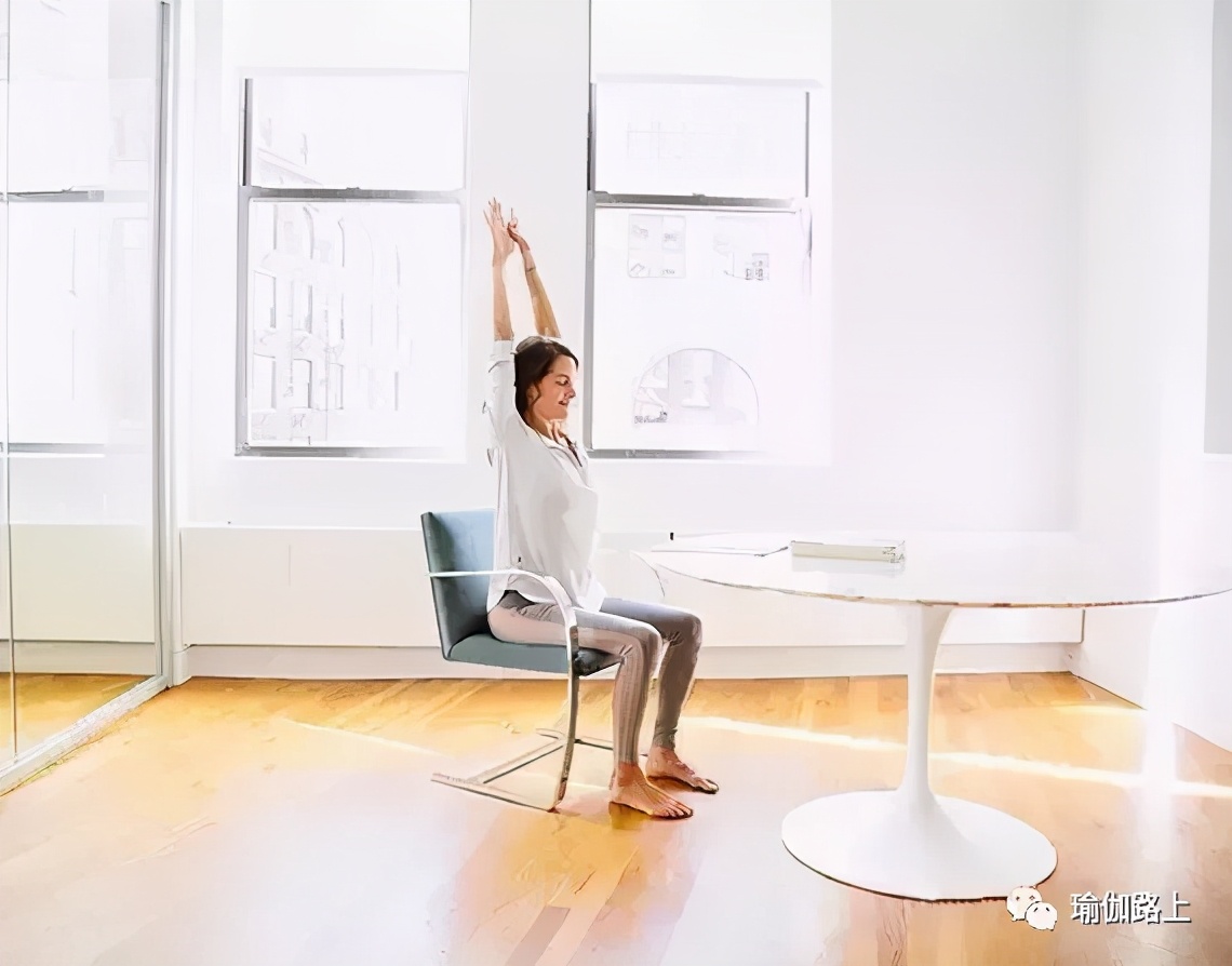 办公室瑜伽缓解全身疲劳,适合办公室健身瑜伽初级教程