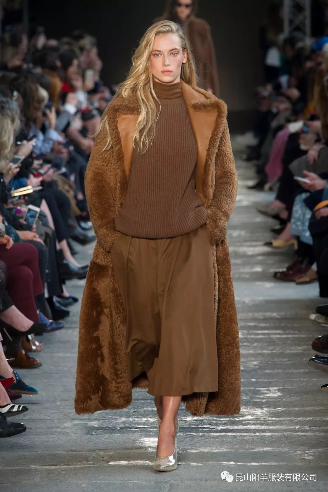 欧美明星冬季街拍穿搭2019,2019年春季欧美明星街拍