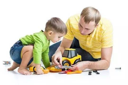 各年龄段爸爸应该陪儿子做的事,爸爸陪伴孩子做的有意义的事情