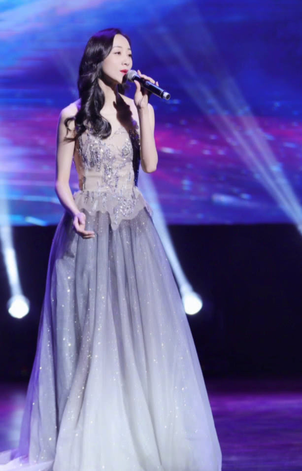 韩雪穿搭夏天气质发型图,大波浪不出错烫发