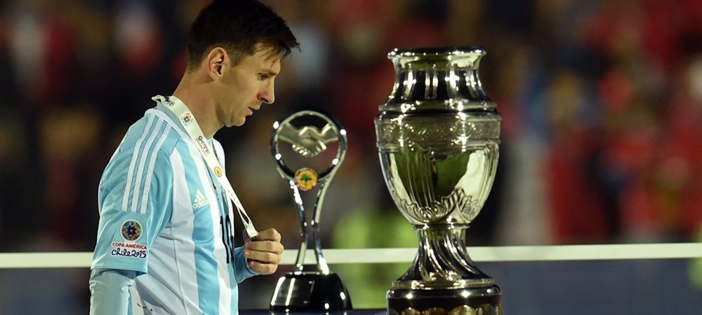 梅西第8次夺得金球奖全场起立,梅西7次金球奖获奖年份