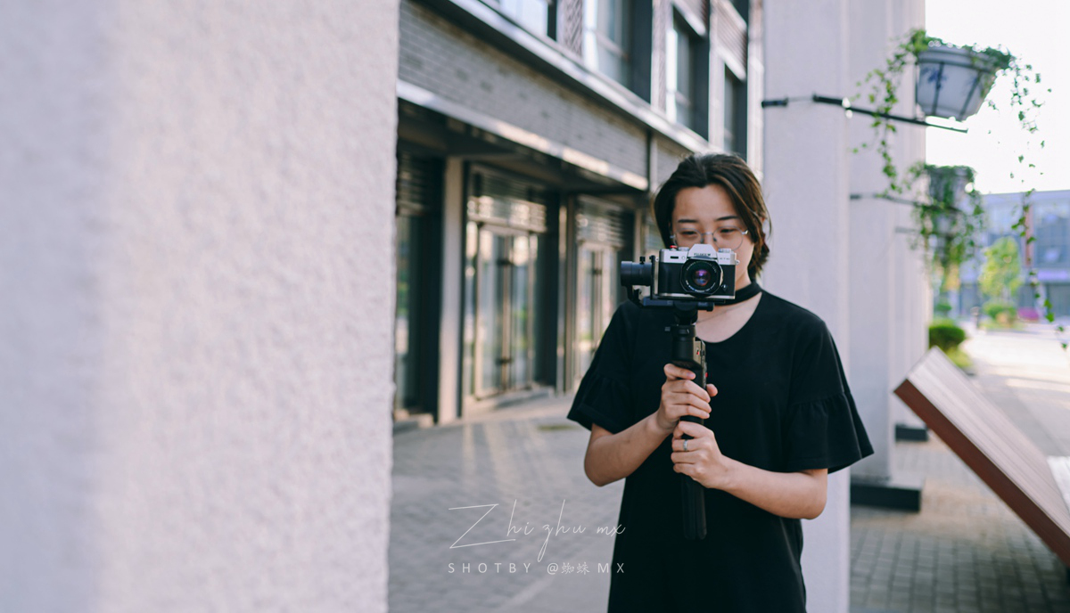 “跨界级”专业防抖,手机和微单都可用,普通人的视频“法宝”