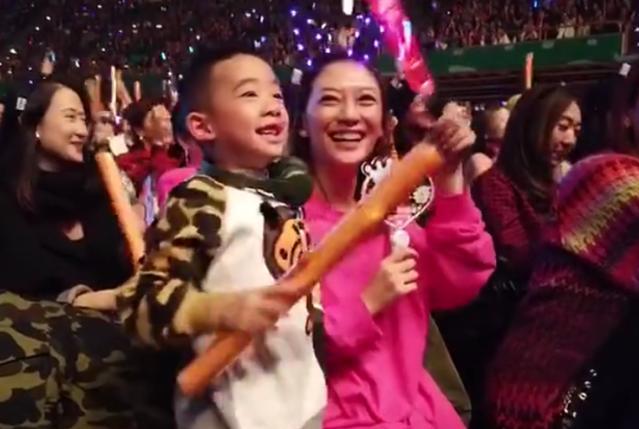 应采儿穿黑裙戴墨镜超霸气,应采儿产后首露面晒自拍