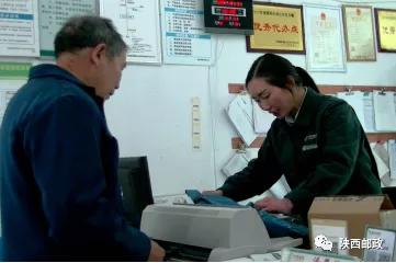 映日荷花别样红,映日牡丹别样红