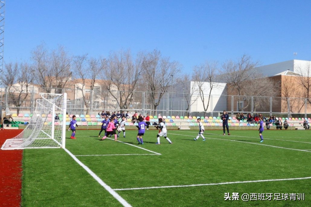 西班牙反越位战术,西班牙青少年足球传球跑位
