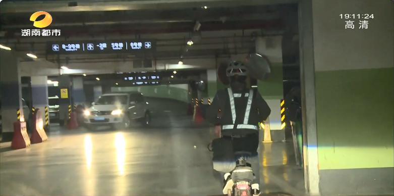 在长沙,一位的哥和一位代驾的夜晚