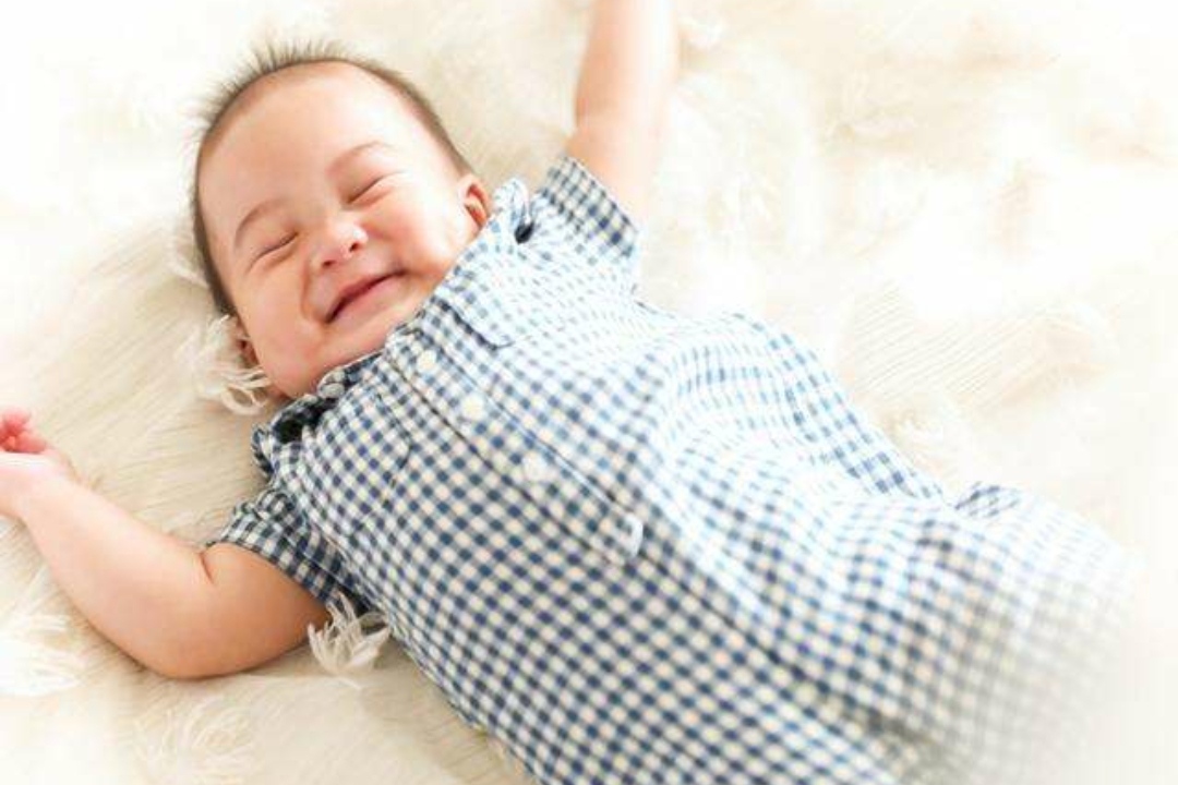 宝宝睡着老是笑是做梦吗,为什么宝宝睡觉嘴巴一直动